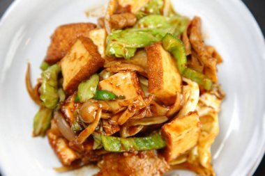 Kızarmış domuz ve kızarmış tofu.