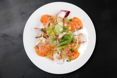 Sıradan ahtapot ve somon carpaccio.