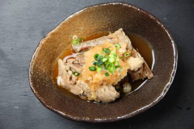 Yeşil soğanlı haşlanmış et tendonu.