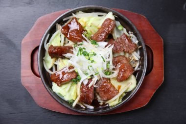 Demir bir tabakta biftek.