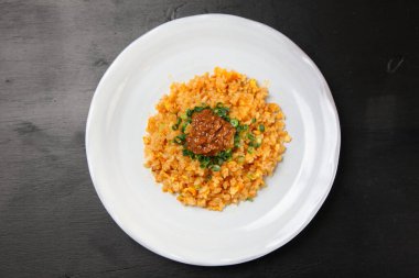 Çok sıcak baharatlı pilav.