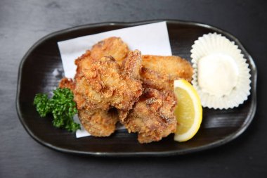 Limonlu kızarmış Japon tavuğu.