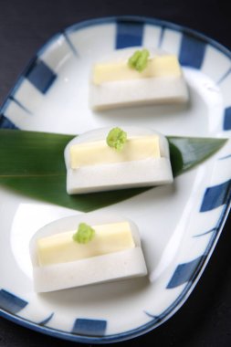 Kaynamış balık ezmeli peynir.