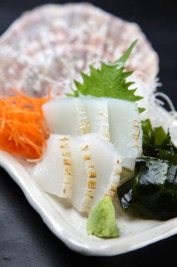 Hafif ızgara kalamar sashimi tabağı.