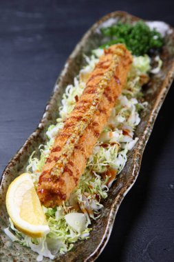 Baharatlı sosa etli börek koy.