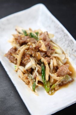 Mantarlı kızarmış domuz eti.