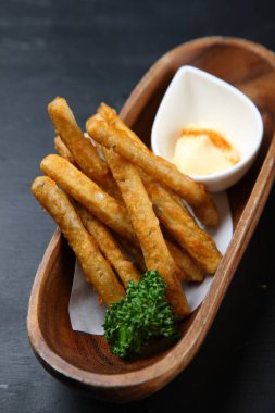 mayonezli kızarmış burdock.