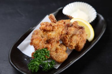 Limonlu kızarmış Japon tavuğu.