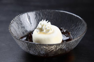 Dondurmalı kahve jölesi. Daifuku-mochi 'ye sarılmış.
