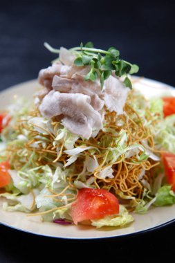 Domuz shabu shabu çıtır salata.