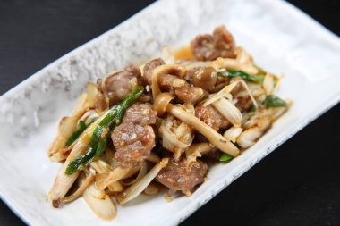 Mantarlı kızarmış domuz eti.