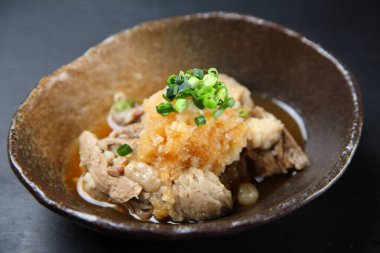 Yeşil soğanlı haşlanmış et tendonu.