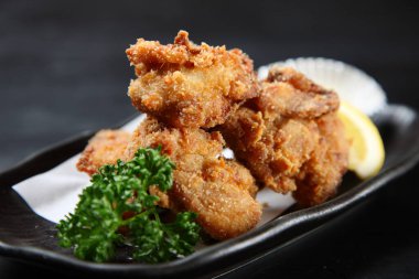 Limonlu kızarmış Japon tavuğu.