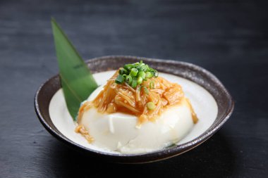 Adı mantarlı soğuk tofu.