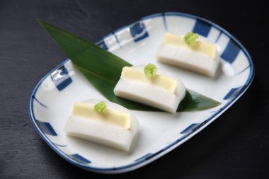 Kaynamış balık ezmeli peynir.