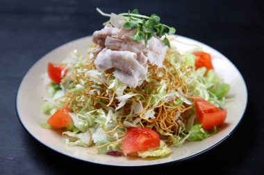 Domuz shabu shabu çıtır salata.