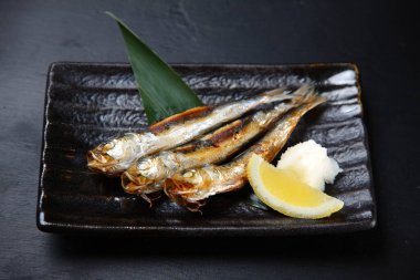 Kızarmış tuzlu ve kurutulmuş sardalya.