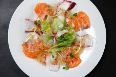 Sıradan ahtapot ve somon carpaccio.