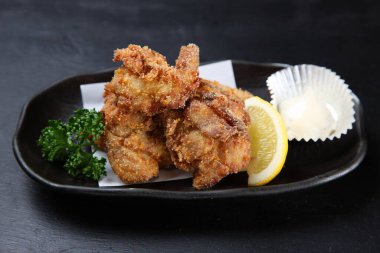 Limonlu kızarmış Japon tavuğu.