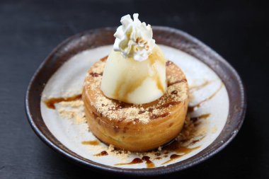 Mochi 'ye sarılmış dondurmalı Japon krepleri.