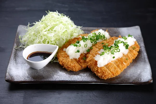 Costeleta Porco Com Rabanete Daikon Ralado — Fotografia de Stock