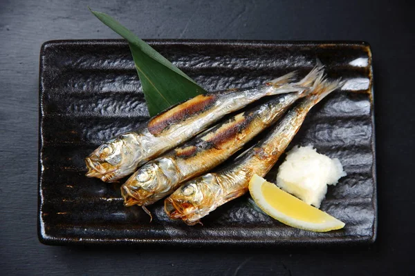 烤盐水和干沙丁鱼 — 图库照片
