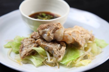 Ponzu sirkesiyle kaynatılmış domuz eti.