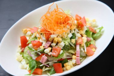 Sebze salatası haşlanmış yumurta.