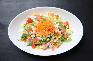 Sebze salatası haşlanmış yumurta.