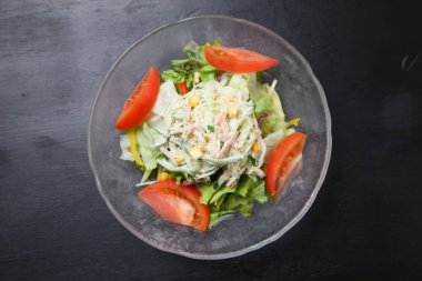 Sebze salatası somen noodle üste