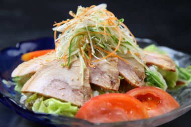 Kızarmış domuz etli sebze salatası. 