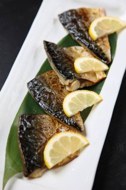 dilimlenmiş limonlu ızgara uskumru.