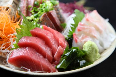 Üç çeşit taze sashimi tabağı.