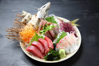 Üç çeşit taze sashimi tabağı.