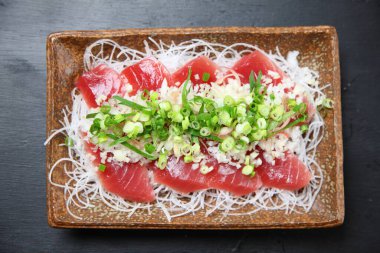 Ton balıklı sashimi, yeşil soğanlı.