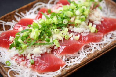 Ton balıklı sashimi, yeşil soğanlı.