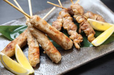 İki çeşit yakitori şiş tabağı.