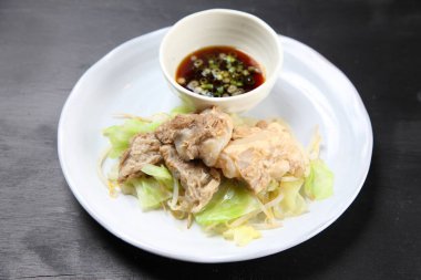 Ponzu sirkesiyle kaynatılmış domuz eti.