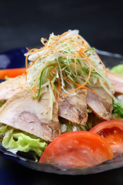 Kızarmış domuz etli sebze salatası. 