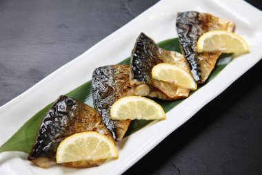 dilimlenmiş limonlu ızgara uskumru.