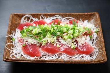 Ton balıklı sashimi, yeşil soğanlı.