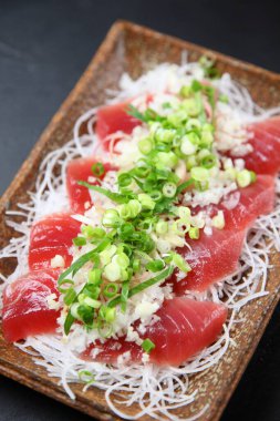 Ton balıklı sashimi, yeşil soğanlı.
