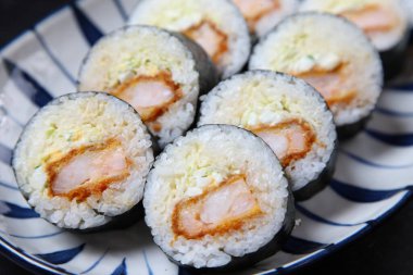 Karides pirzolası NORIMAKI suşi ruloları