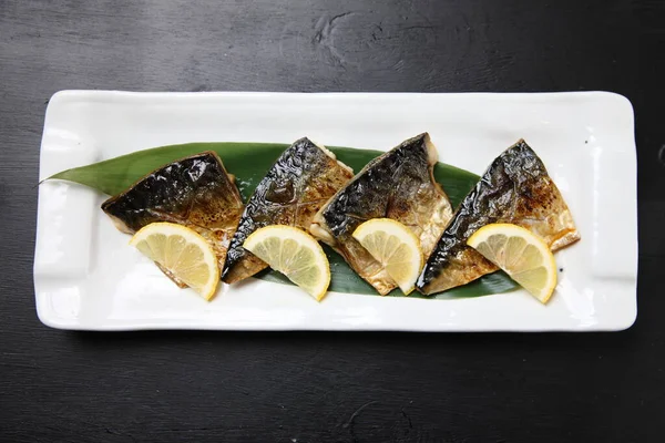 Broil Mackerel Sliced Lemon — Stock Photo, Image