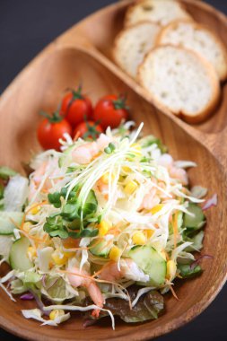 Karidesli lahana salatası. 