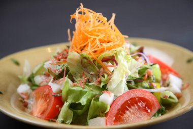 Siyah arka planda tatlı patates ve erik salatası.