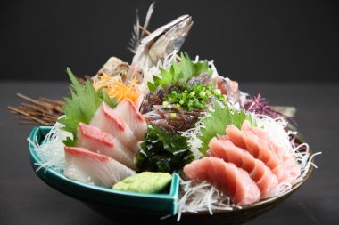 Koyu arkaplanda mevsimlik saşimi tabağı 