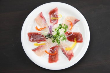 Ton balığı ve daha büyük amberjack carpaccio.