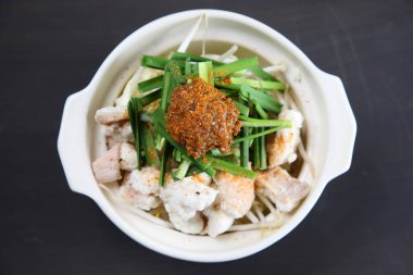 Siyah arka planda sığır iç organları sıcak tencere