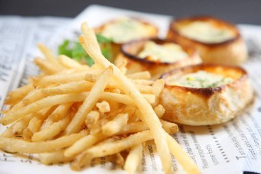 Kızarmış patatesli ekmek.